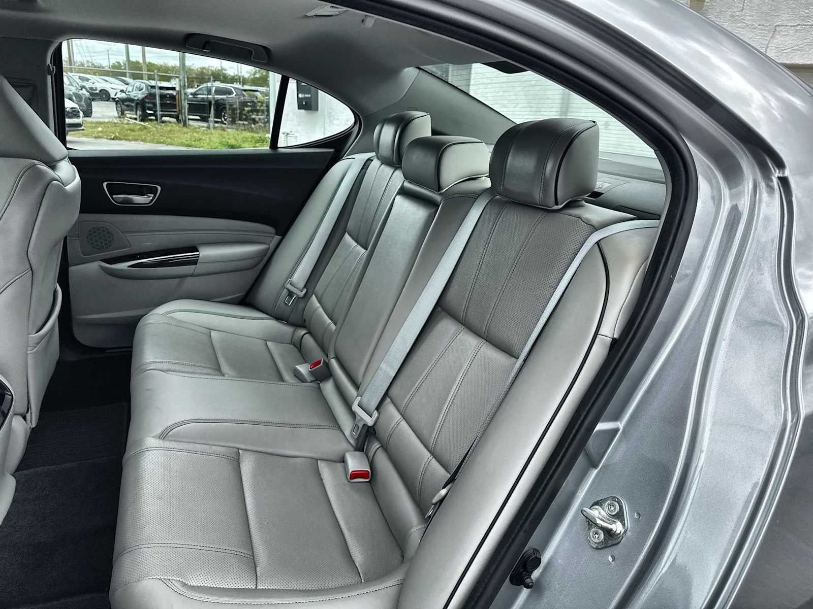 Acura TLX 2018 con paquete tecnológico