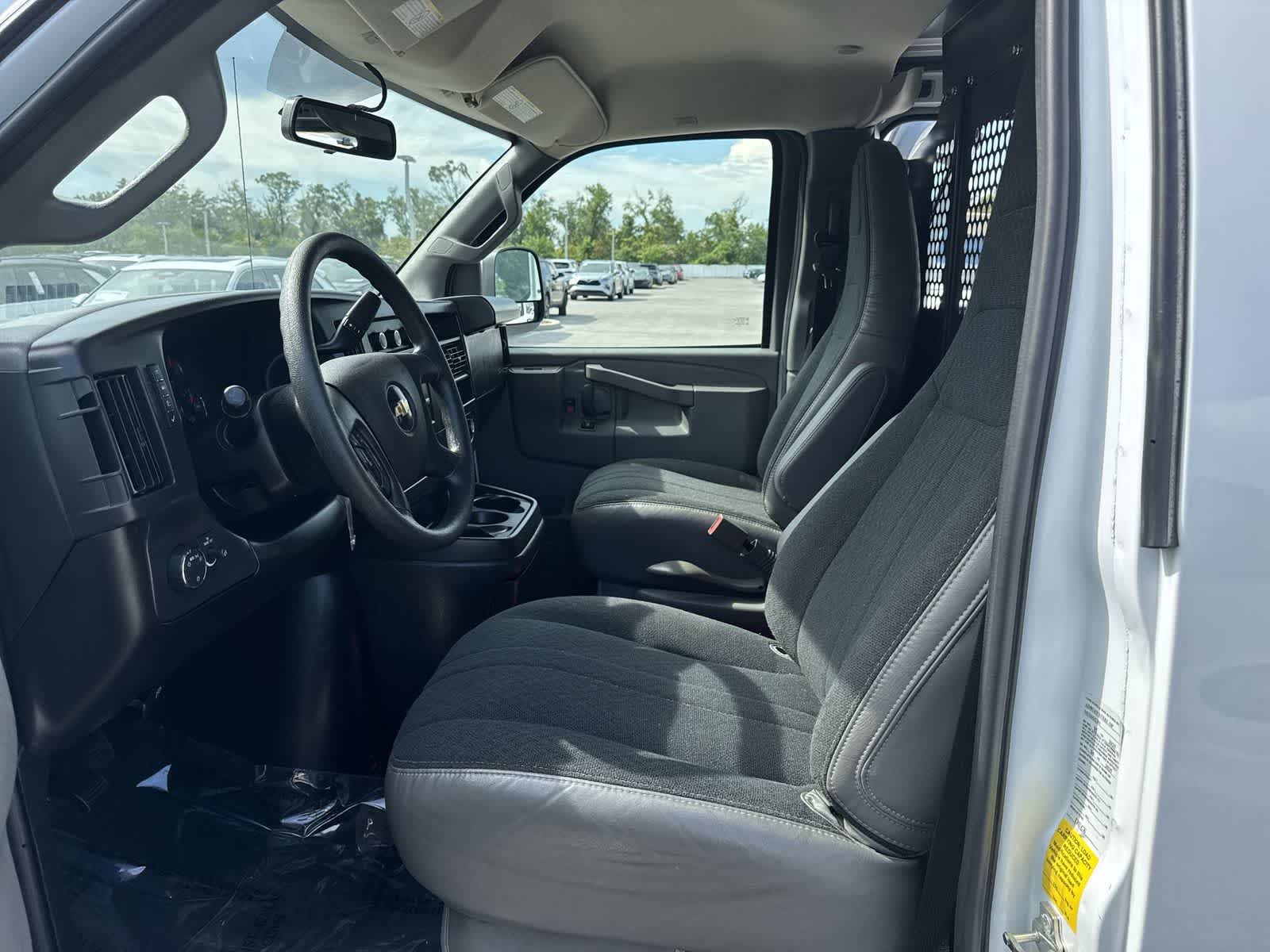 Furgoneta de carga Chevrolet Express 2025, tracción trasera, 2500, 135