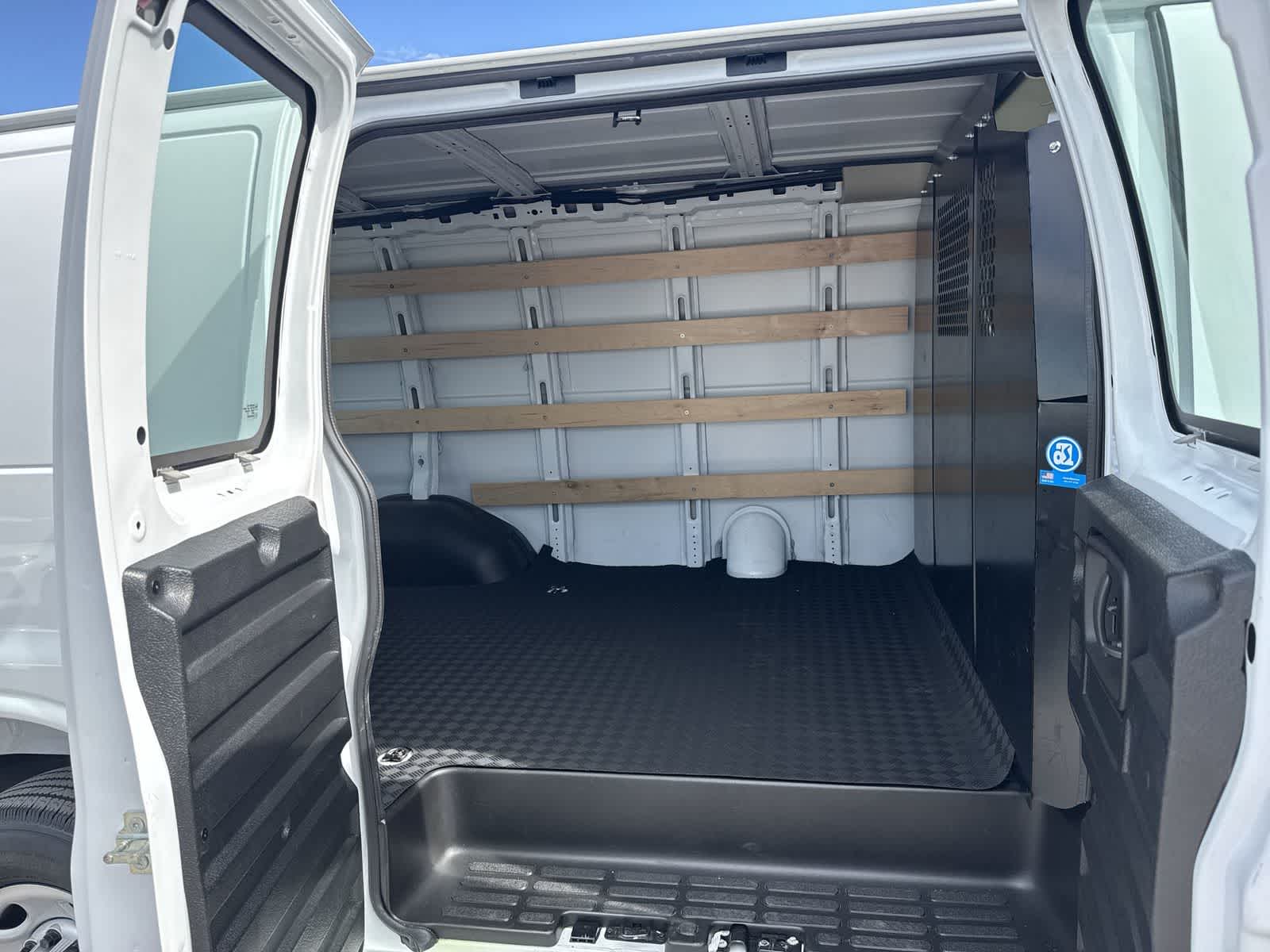 Furgoneta de carga Chevrolet Express 2025, tracción trasera, 2500, 135