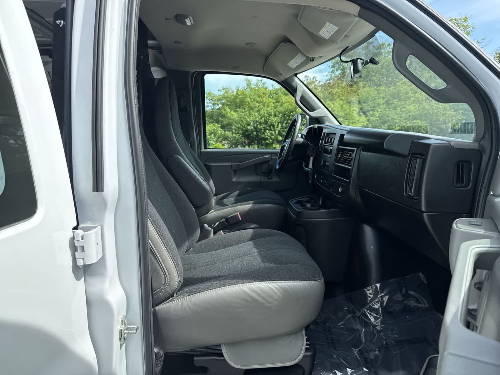 Furgoneta de carga Chevrolet Express 2025, tracción trasera, 2500, 135