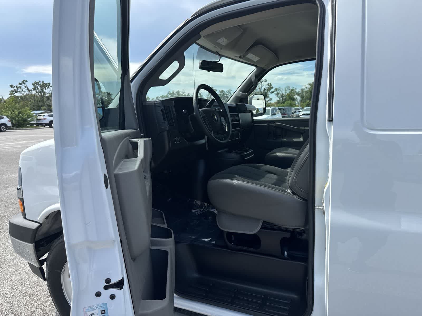 Furgoneta de carga Chevrolet Express 2025, tracción trasera, 2500, 135