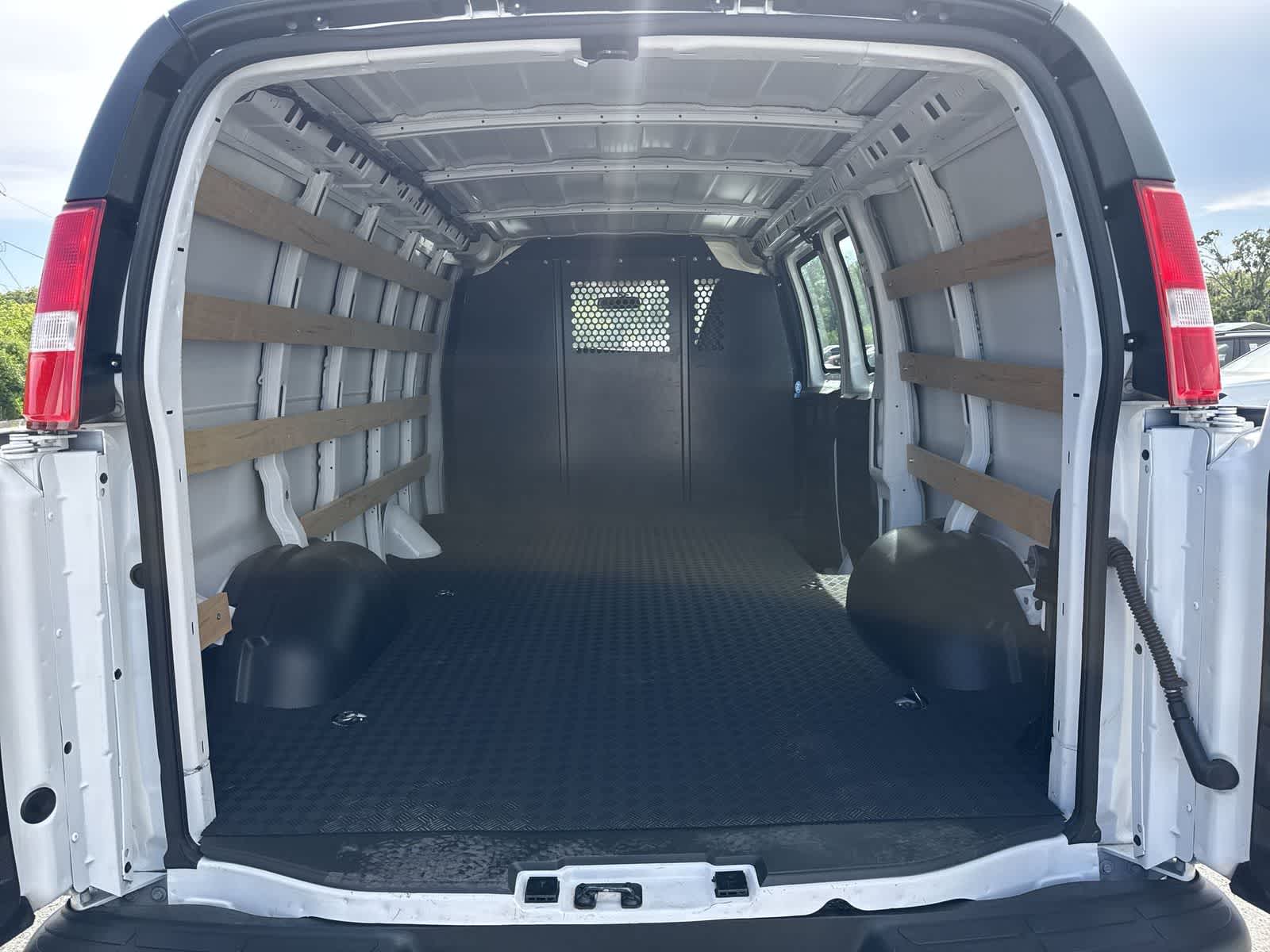 Furgoneta de carga Chevrolet Express 2025, tracción trasera, 2500, 135