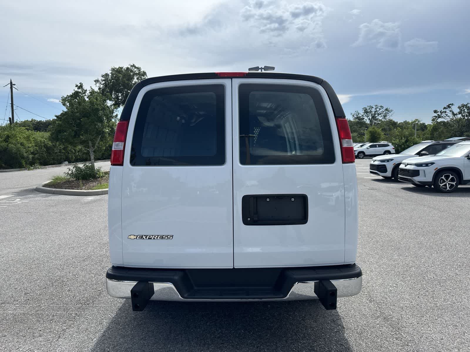 Furgoneta de carga Chevrolet Express 2025, tracción trasera, 2500, 135