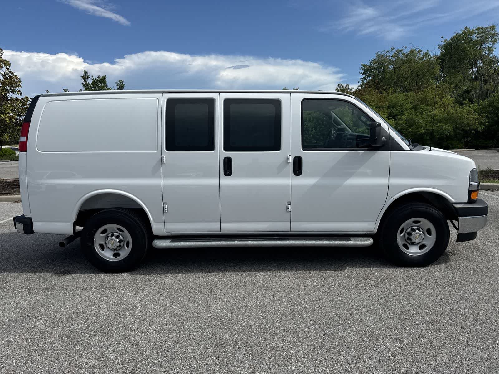 Furgoneta de carga Chevrolet Express 2025, tracción trasera, 2500, 135