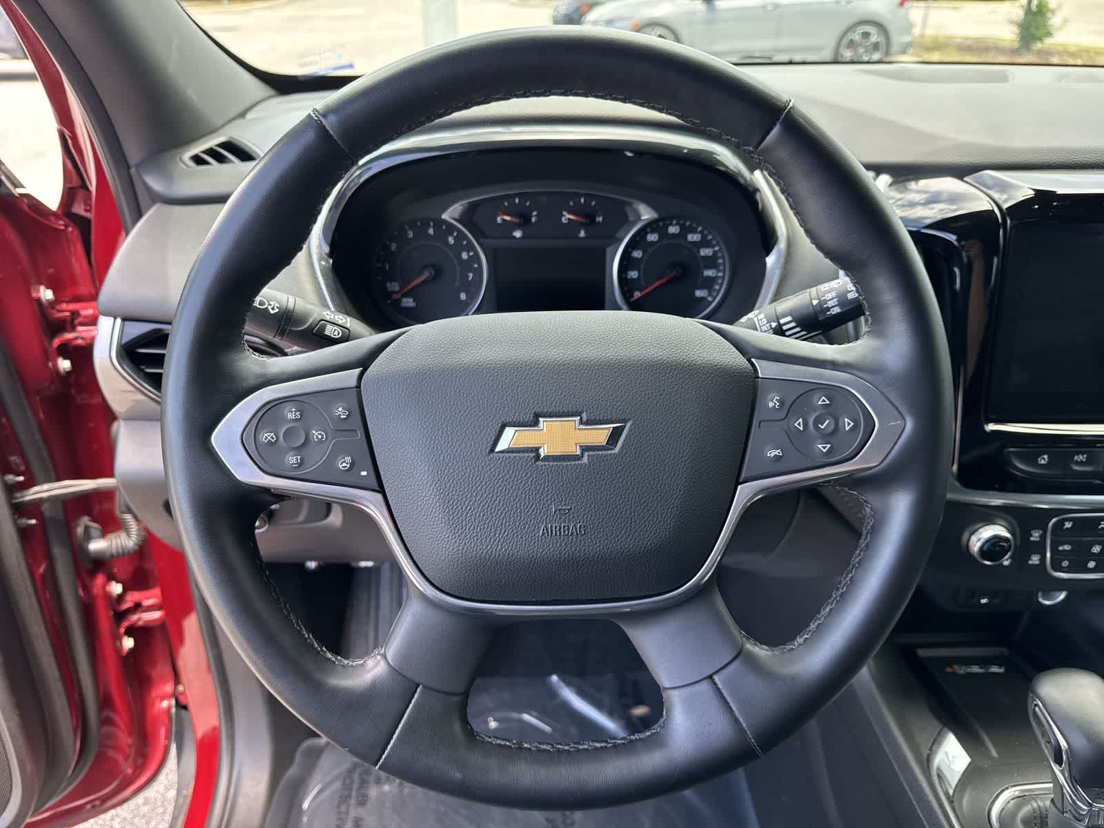 Chevrolet Traverse LT con tapicería de cuero, 2023