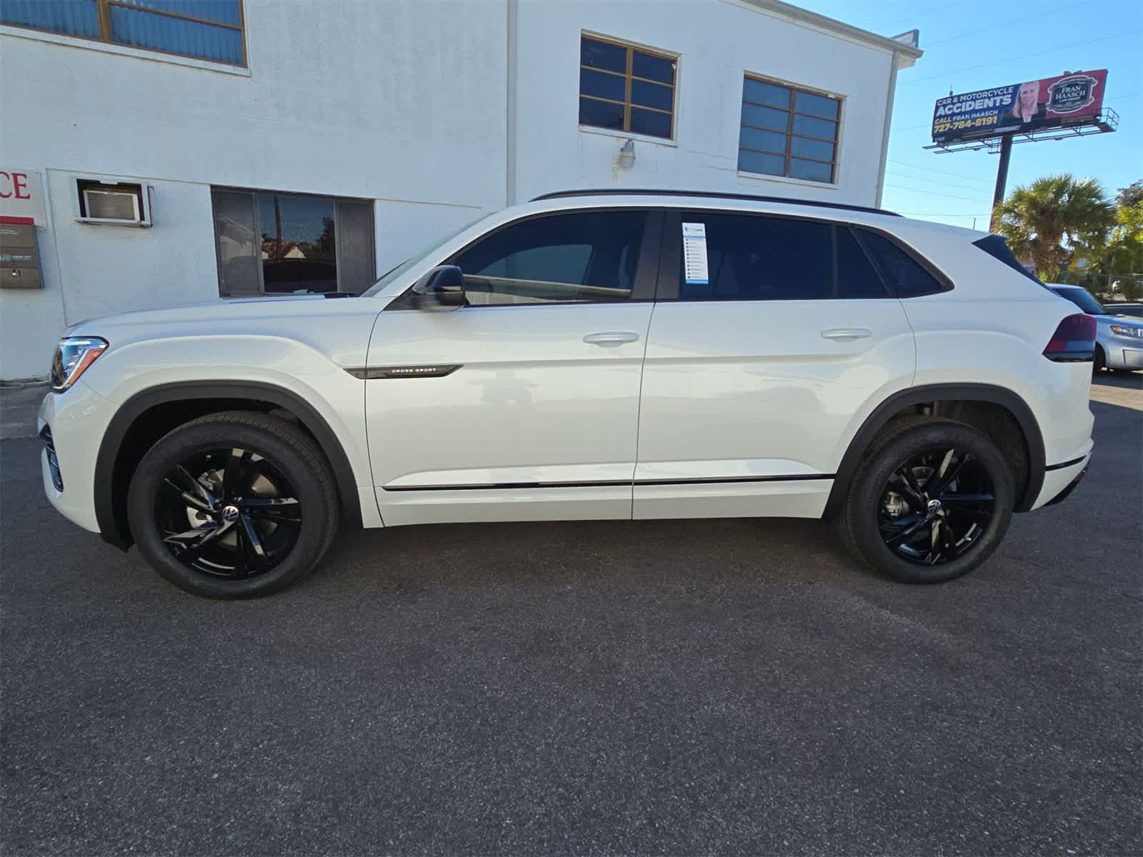 2026 Volkswagen Atlas Cross Sport 2.0T SEL R-Line Negro