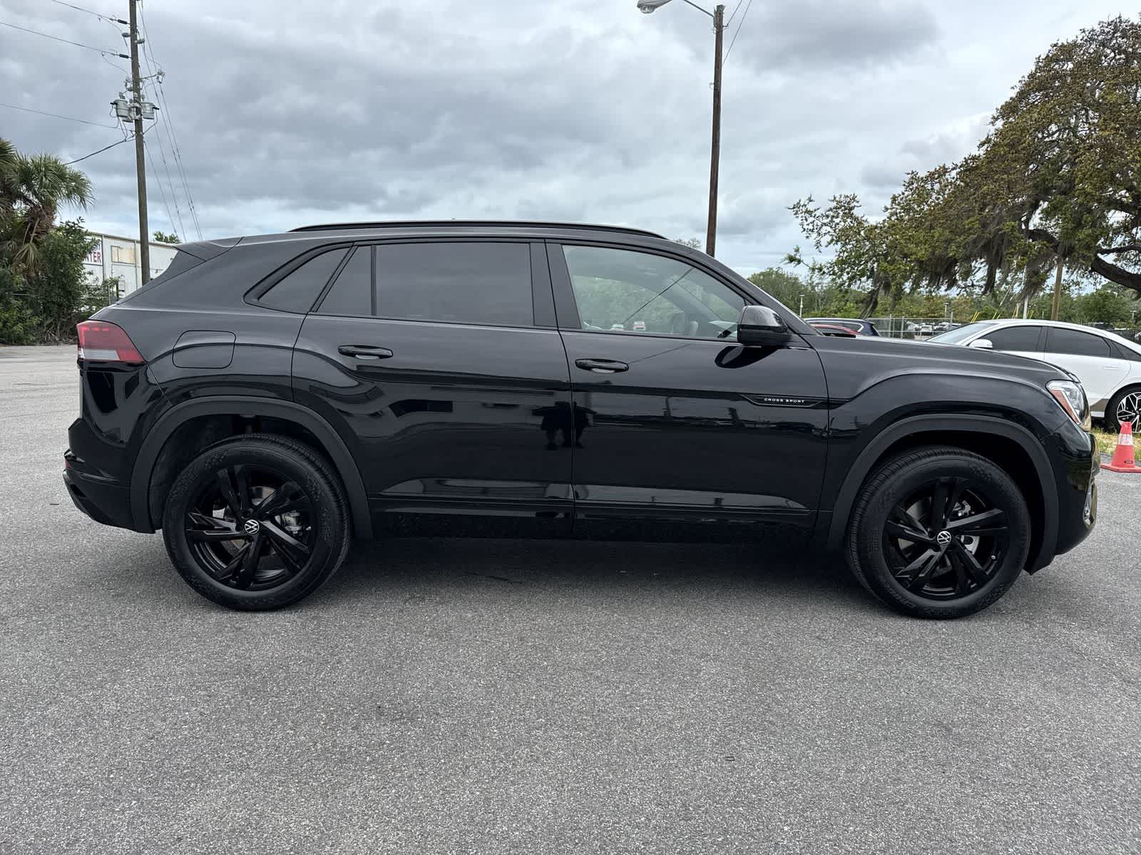 2026 Volkswagen Atlas Cross Sport 2.0T SEL R-Line Negro