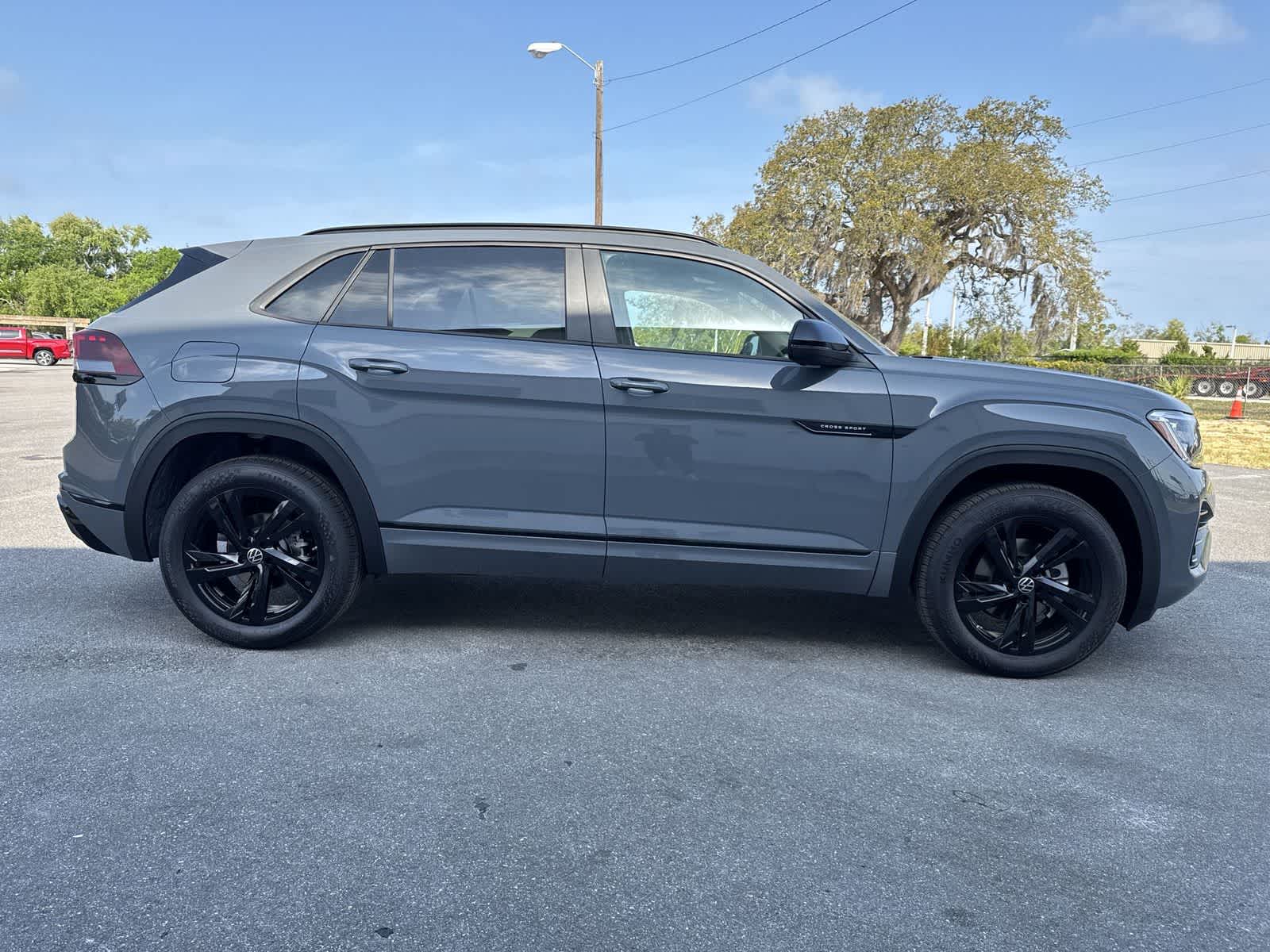 2026 Volkswagen Atlas Cross Sport 2.0T SEL R-Line Negro