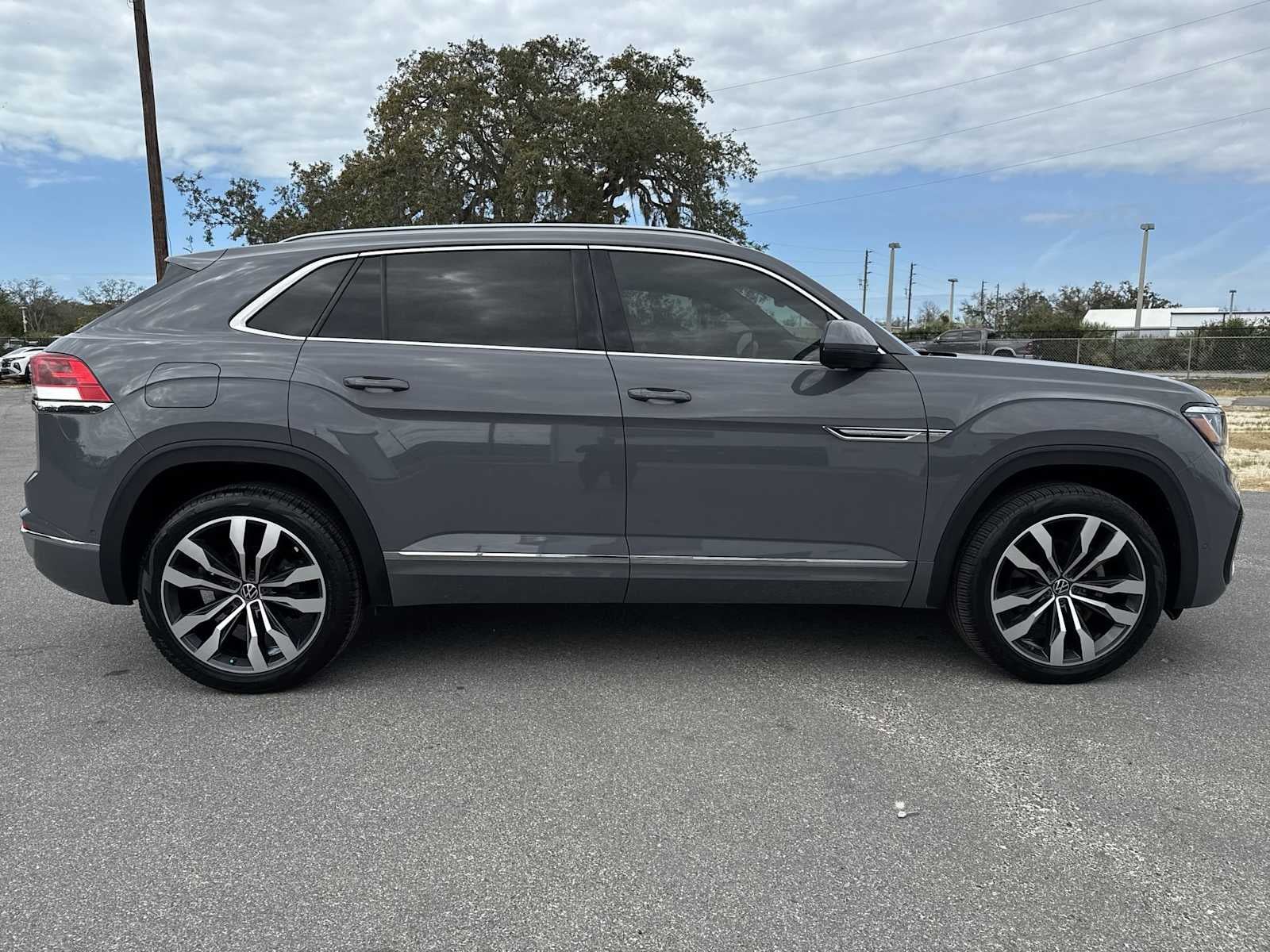 Volkswagen Atlas Cross Sport 3.6L V6 SEL Premium R-Line 2022