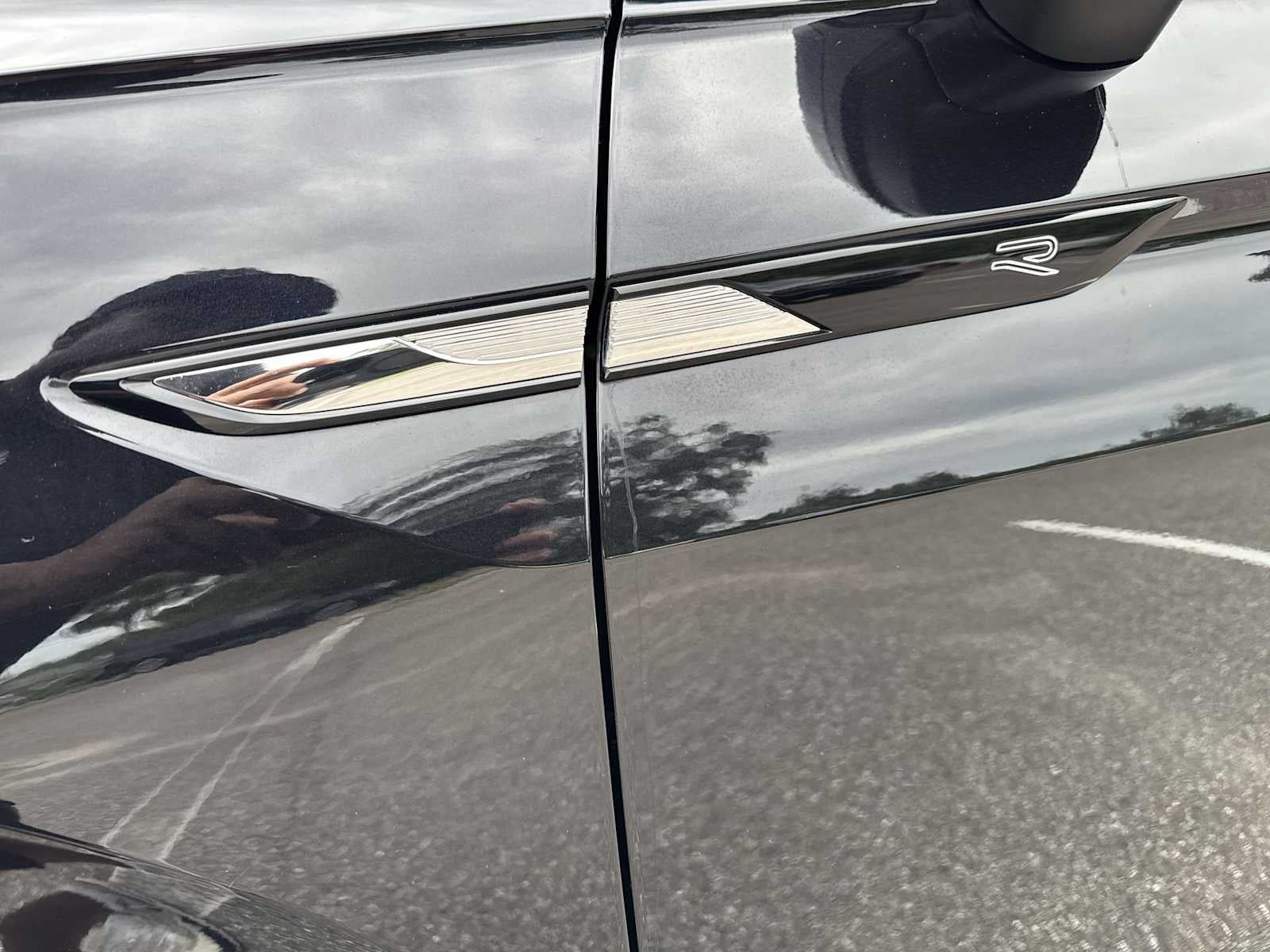 2022 Volkswagen Tiguan SE R-Line Negro
