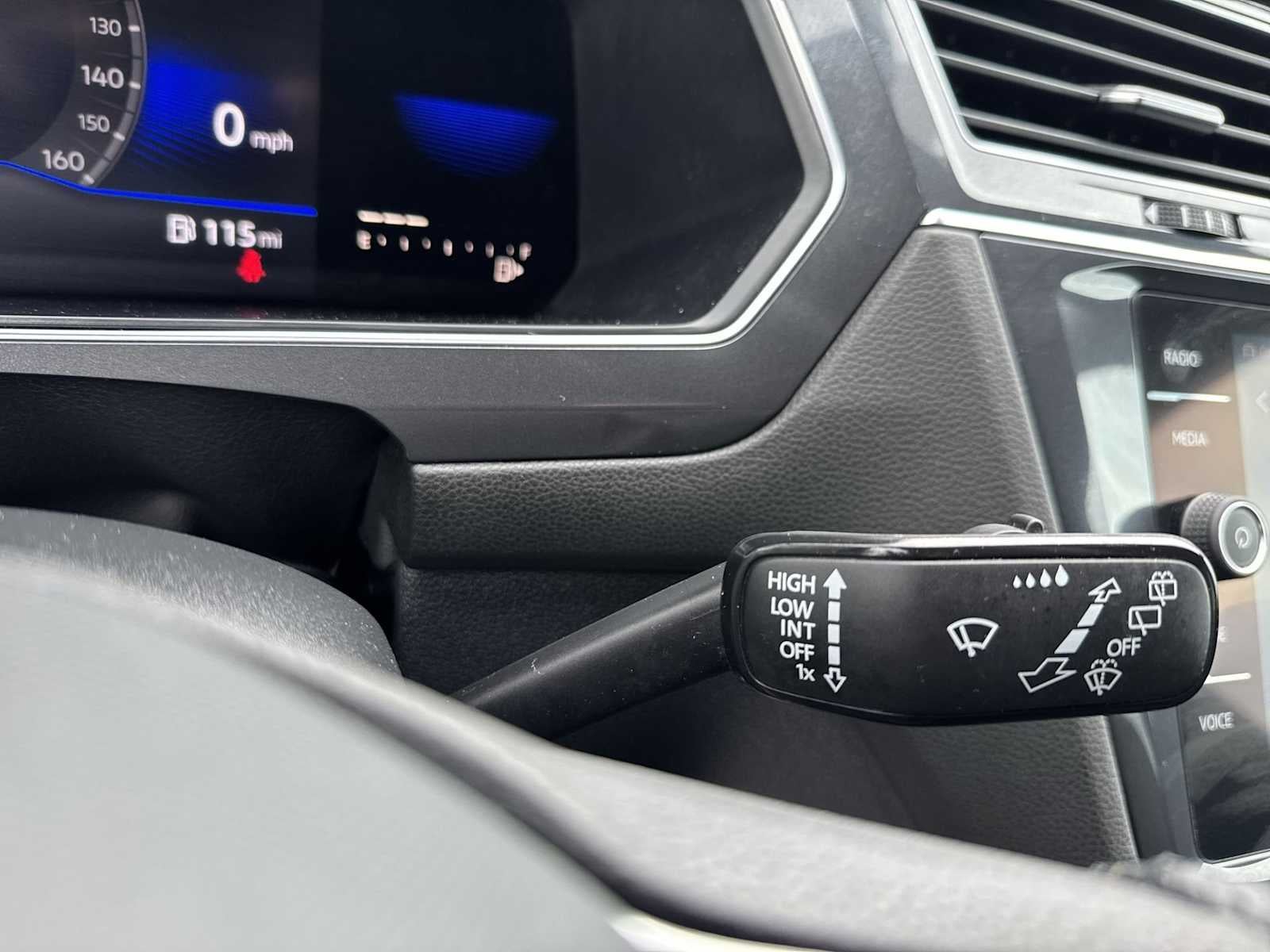 2022 Volkswagen Tiguan SE R-Line Negro