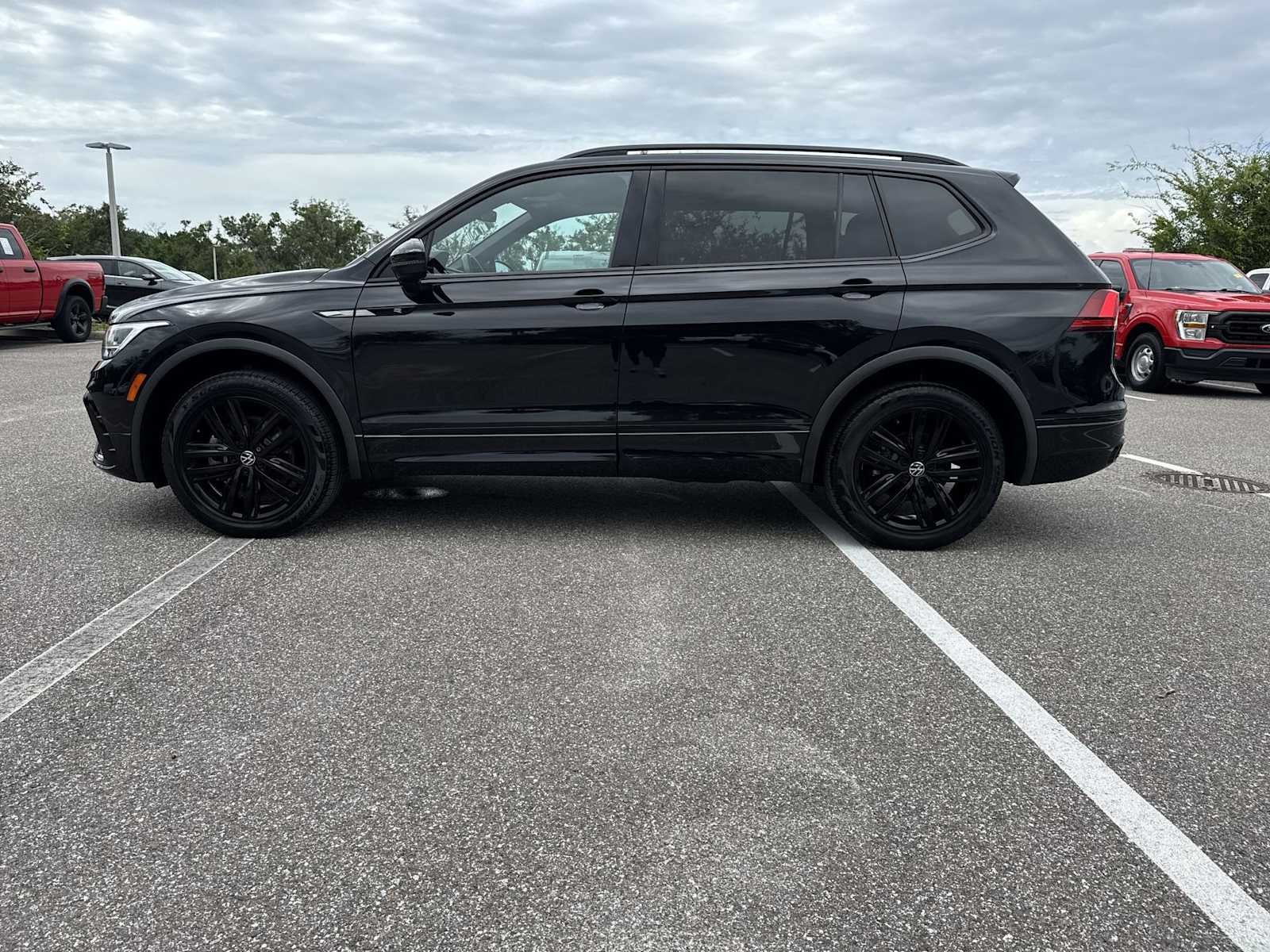 2022 Volkswagen Tiguan SE R-Line Negro