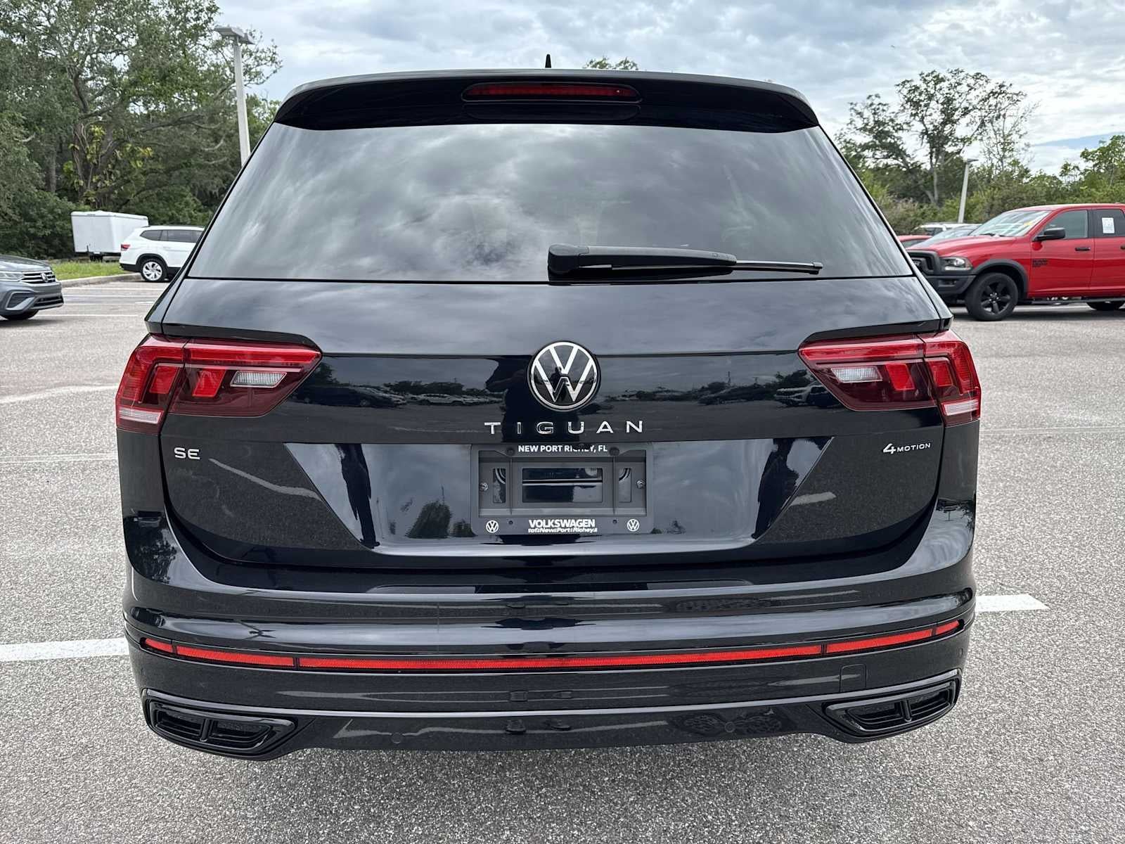 2022 Volkswagen Tiguan SE R-Line Negro