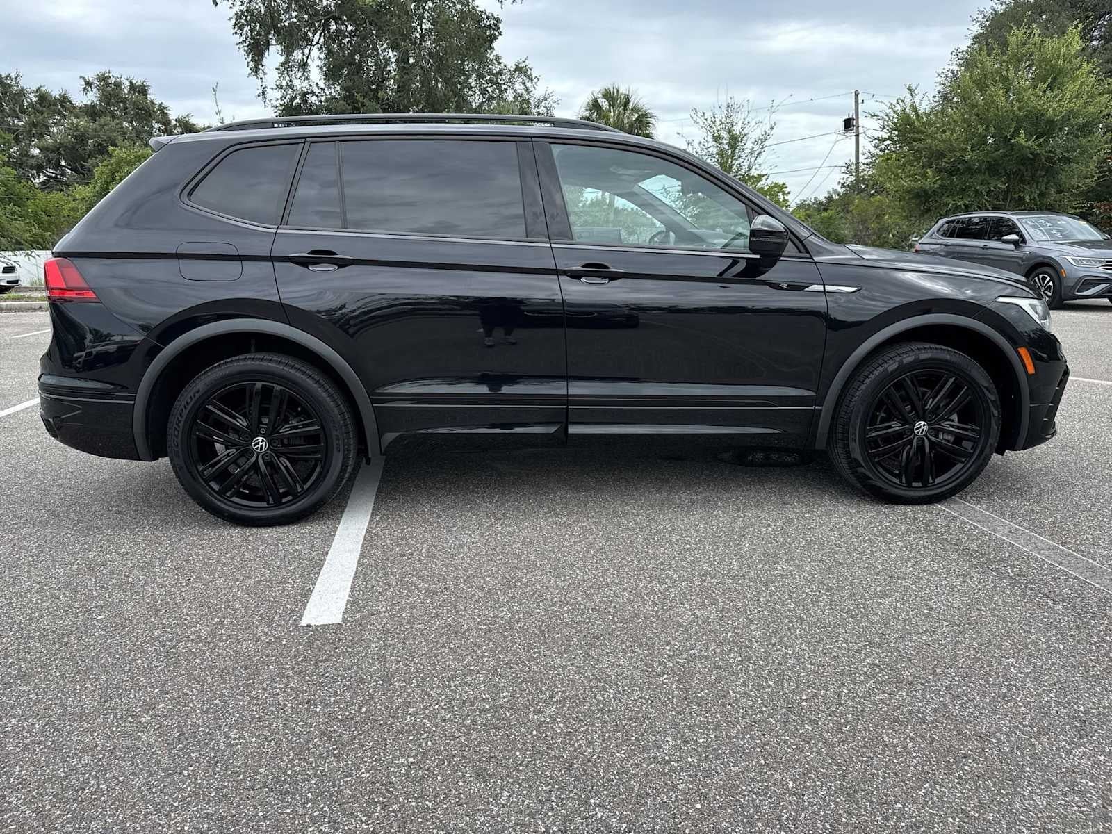 2022 Volkswagen Tiguan SE R-Line Negro