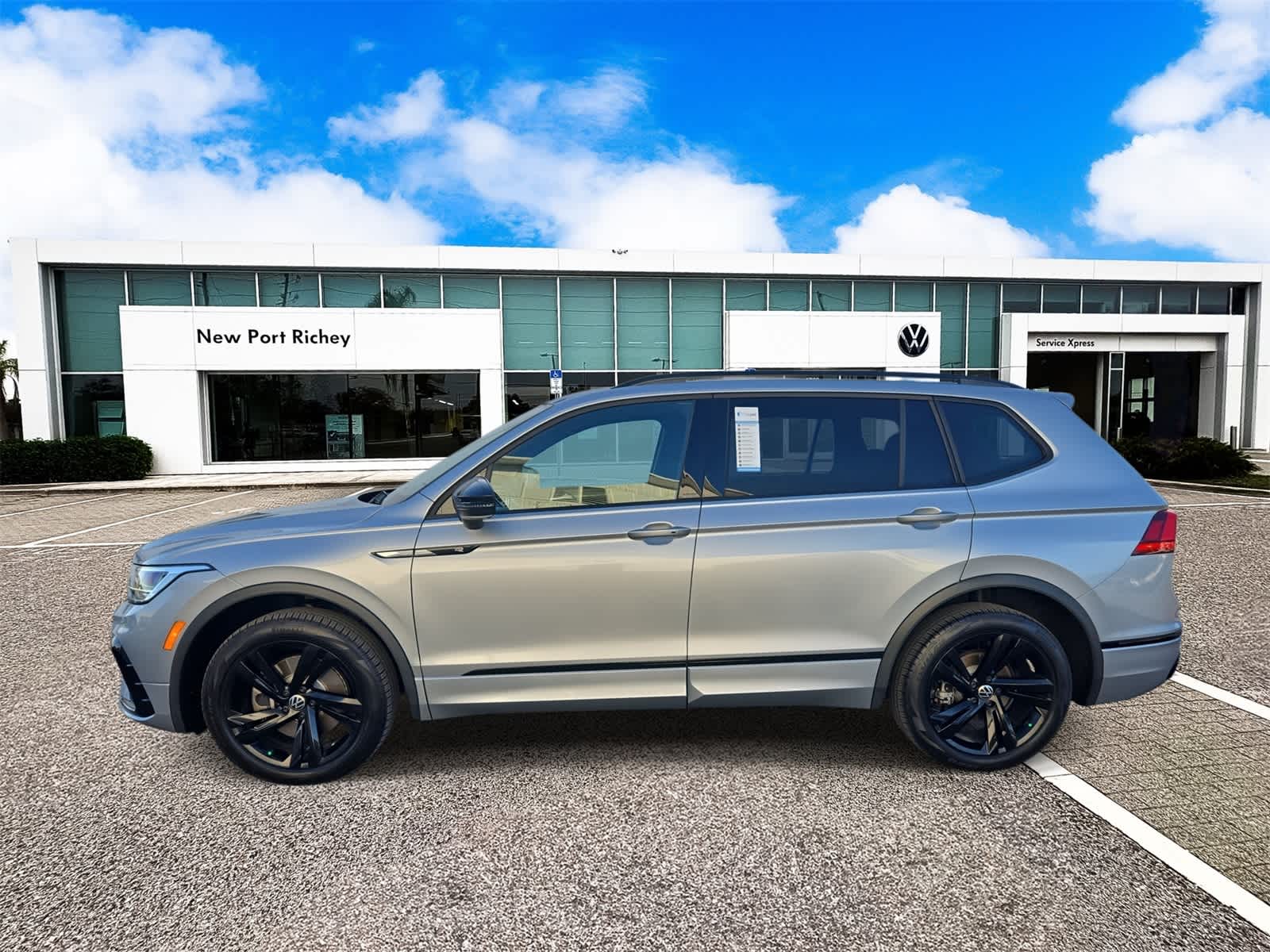 2023 Volkswagen Tiguan SE R-Line Negro