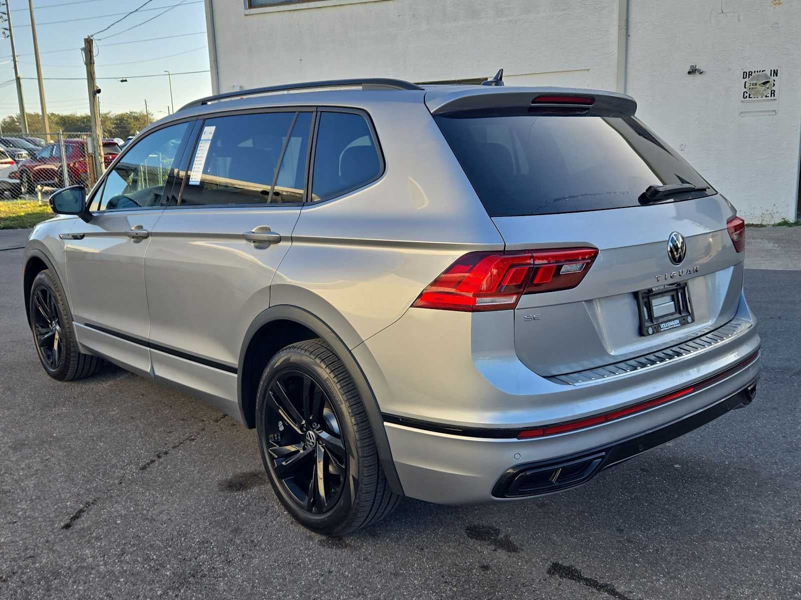 2023 Volkswagen Tiguan SE R-Line Negro