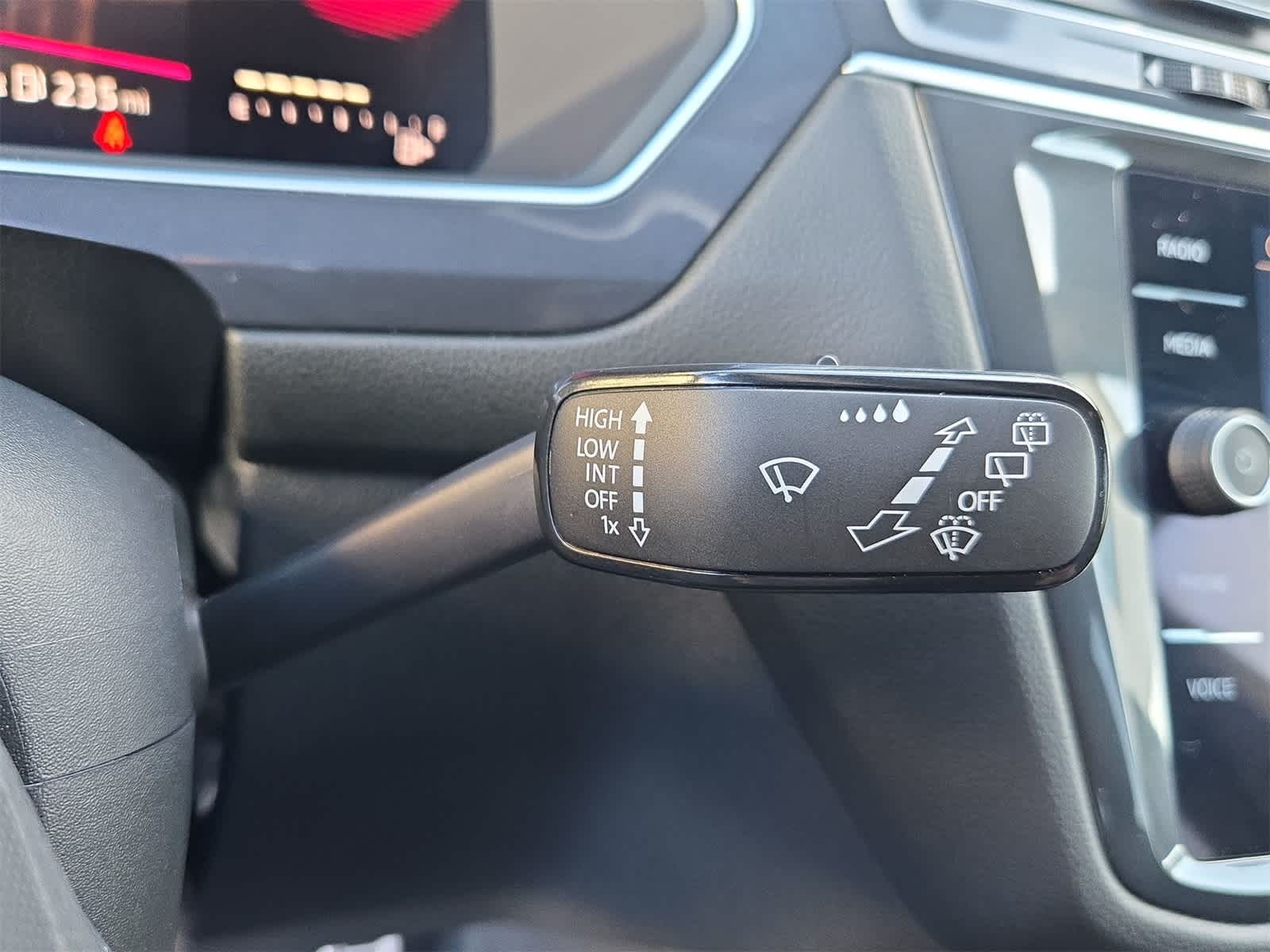 2023 Volkswagen Tiguan SE R-Line Negro