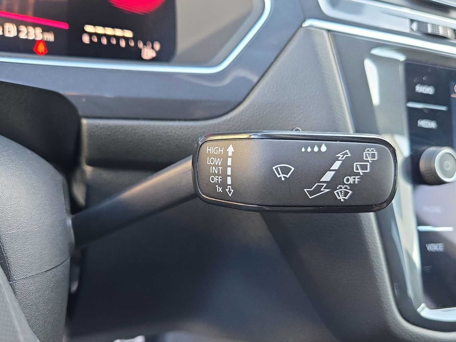 2023 Volkswagen Tiguan SE R-Line Negro