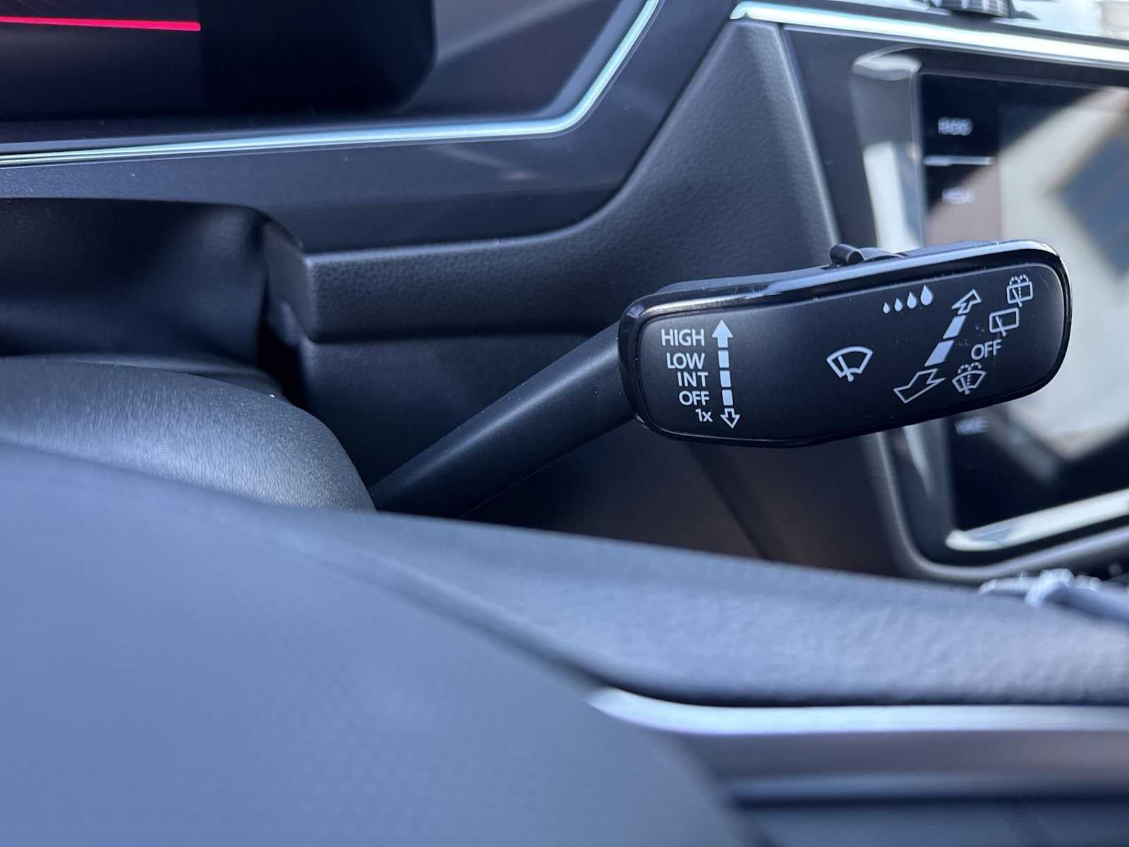 2023 Volkswagen Tiguan SE R-Line Negro