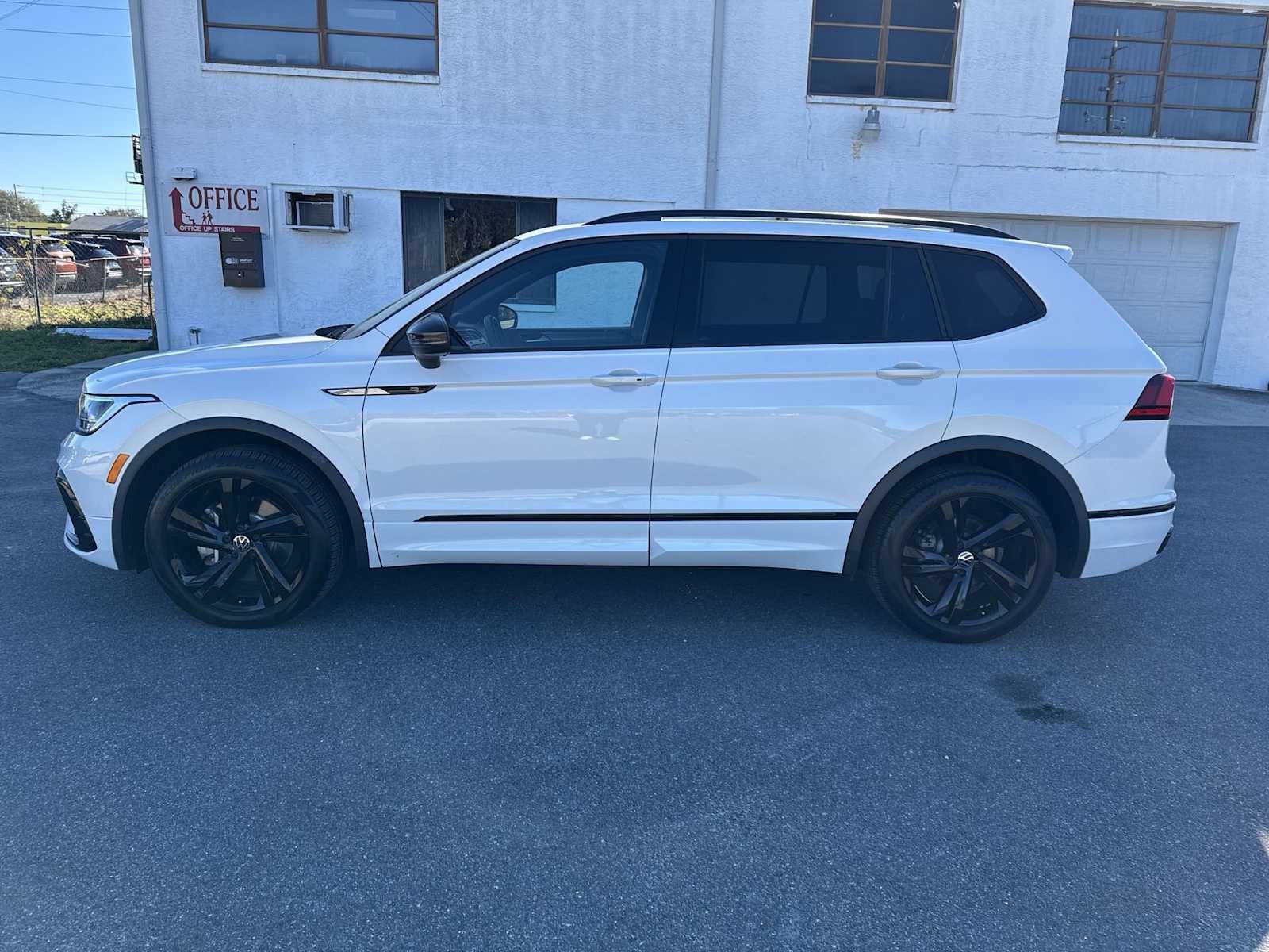 2023 Volkswagen Tiguan SE R-Line Negro
