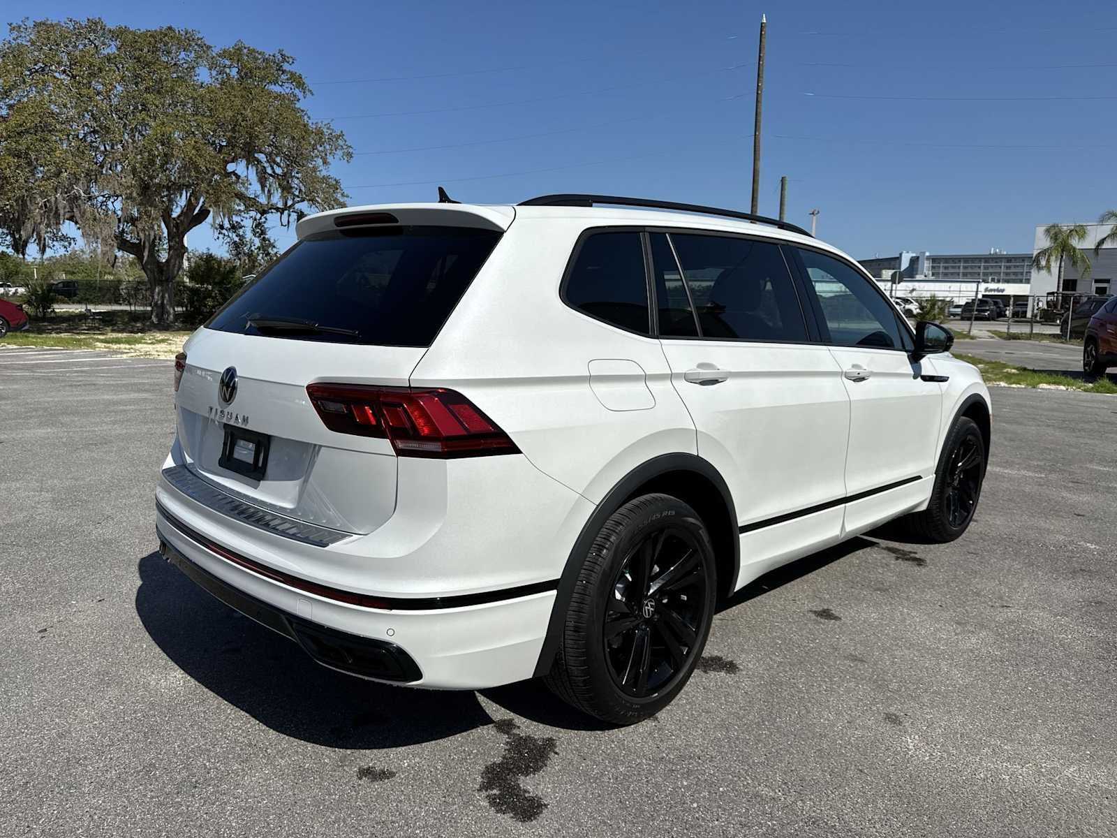 2023 Volkswagen Tiguan SE R-Line Negro