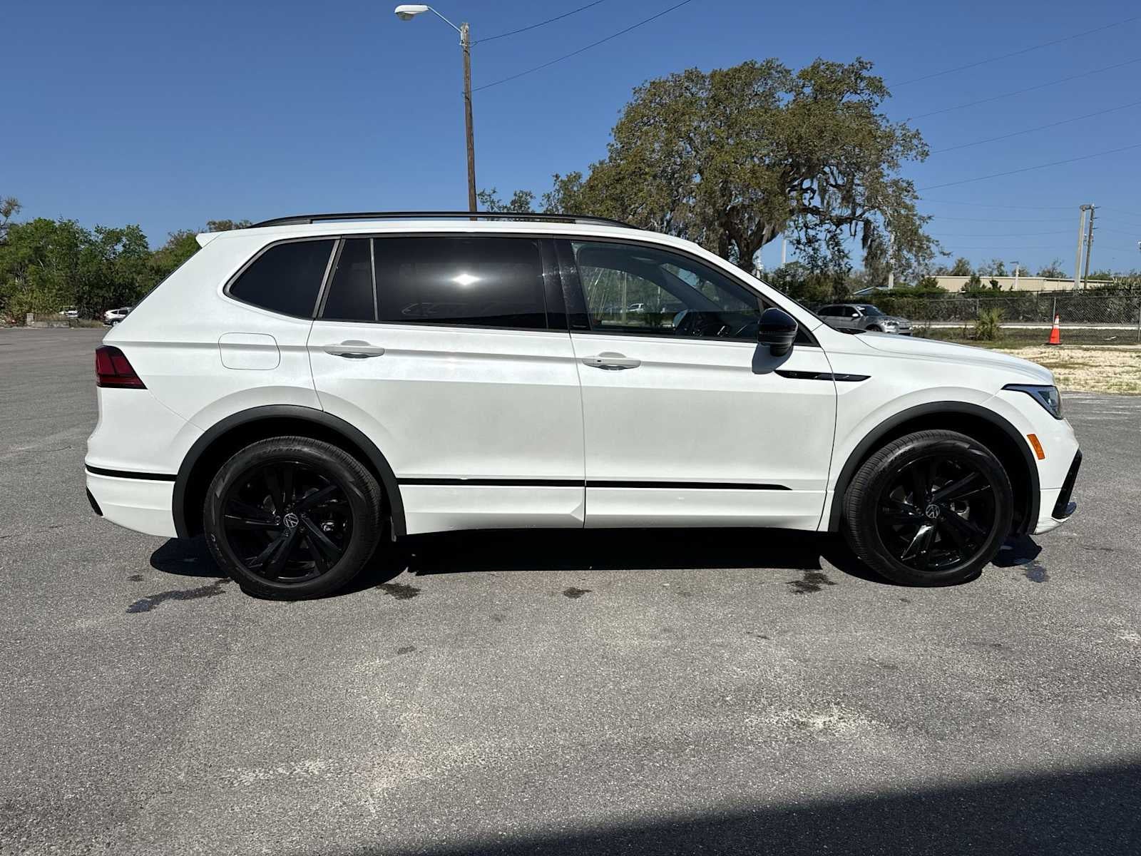 2023 Volkswagen Tiguan SE R-Line Negro