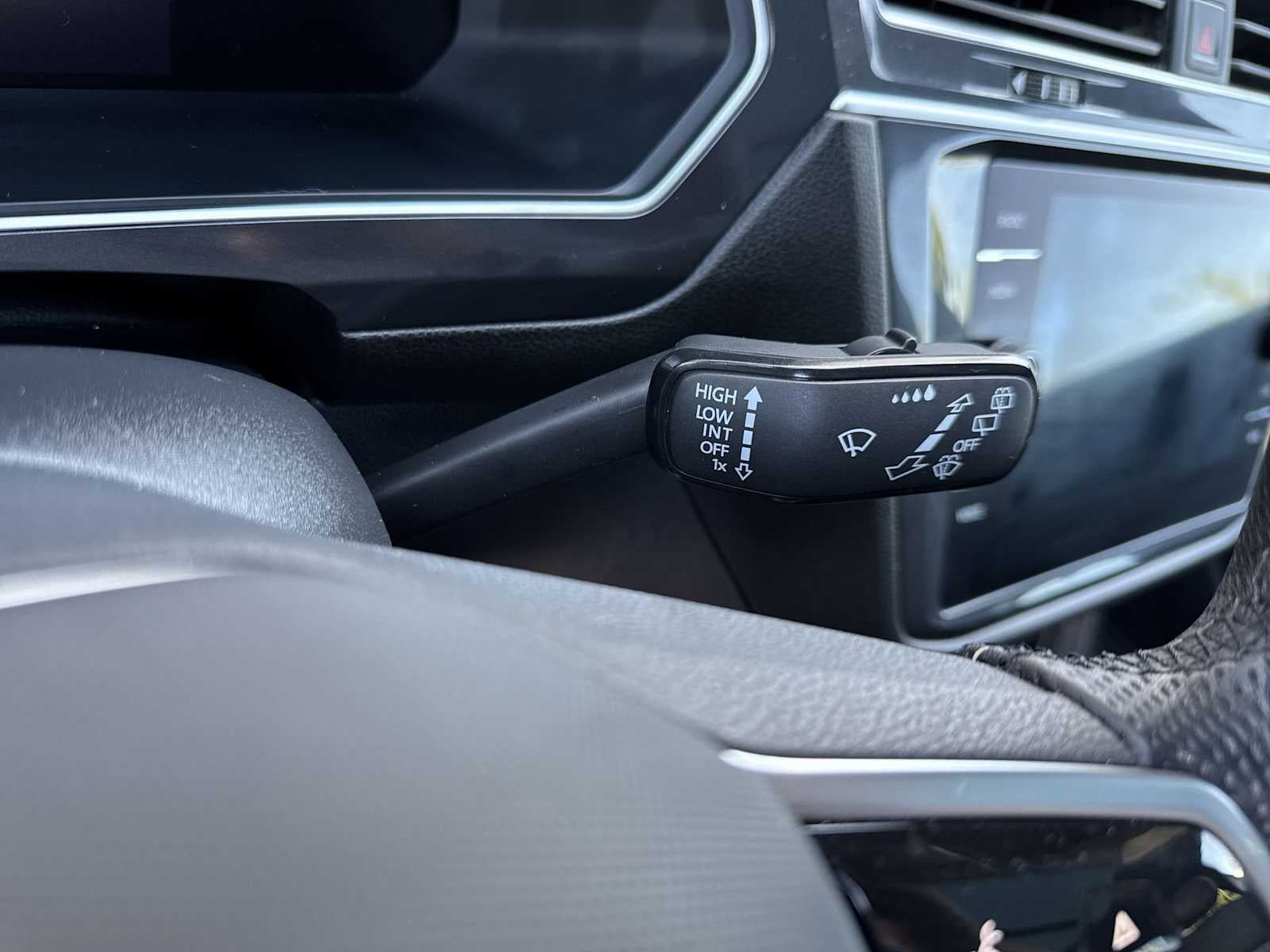 2023 Volkswagen Tiguan SE R-Line Negro