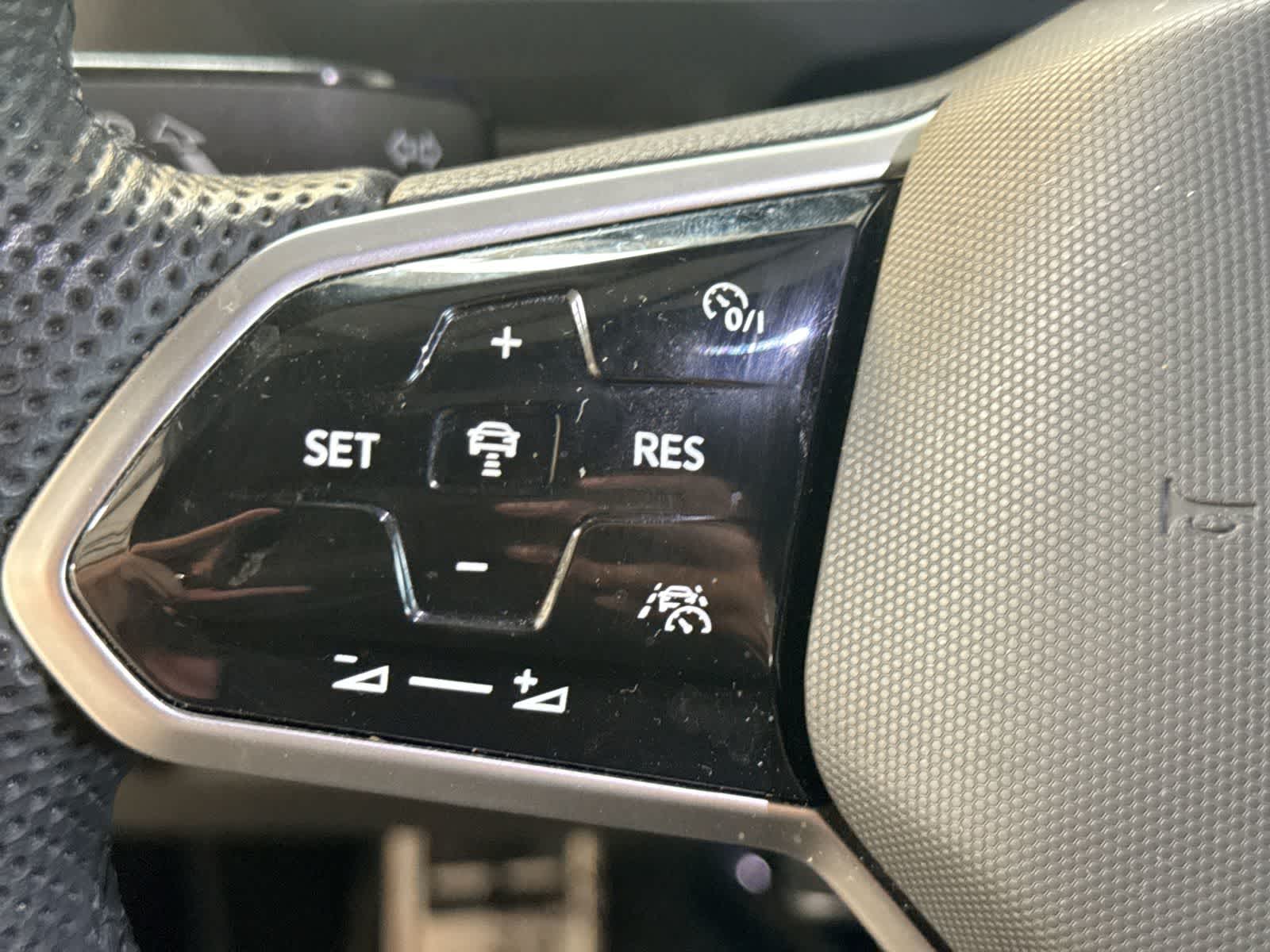 2022 Volkswagen Tiguan SE R-Line Negro