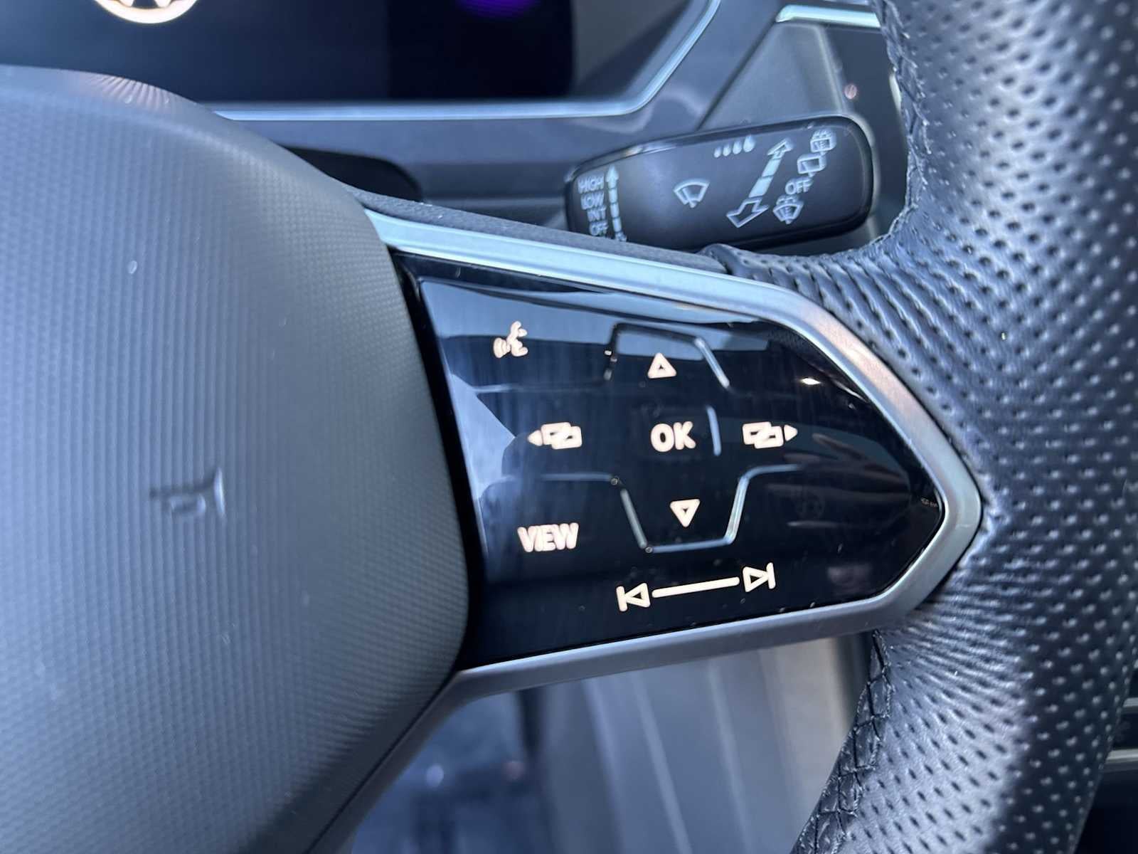 2022 Volkswagen Tiguan SE R-Line Negro