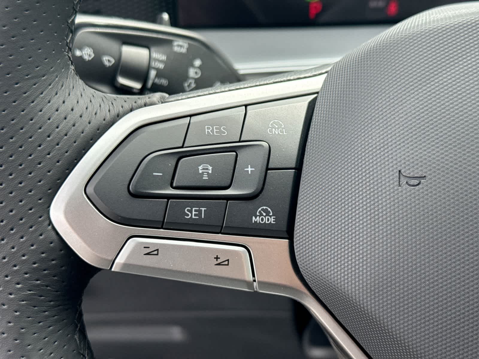 2026 Volkswagen Tiguan SE R-Line Negro