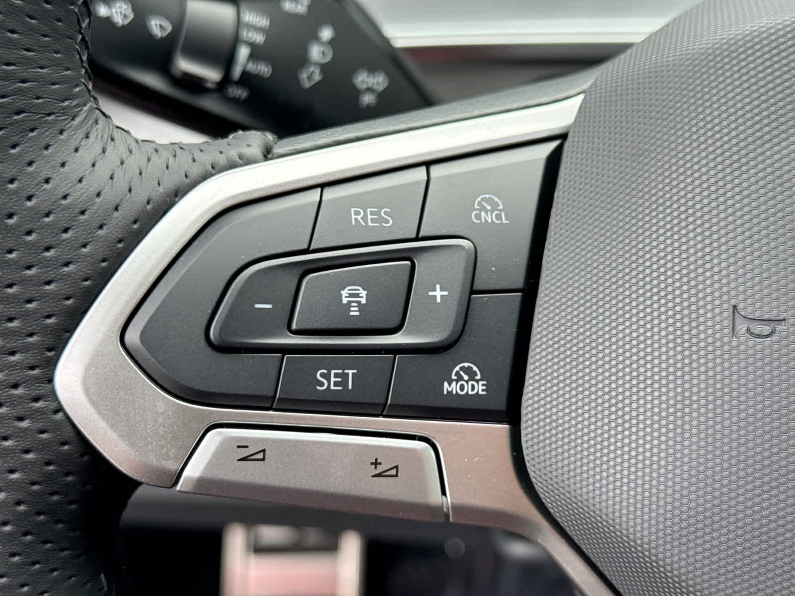 2026 Volkswagen Tiguan SE R-Line Negro