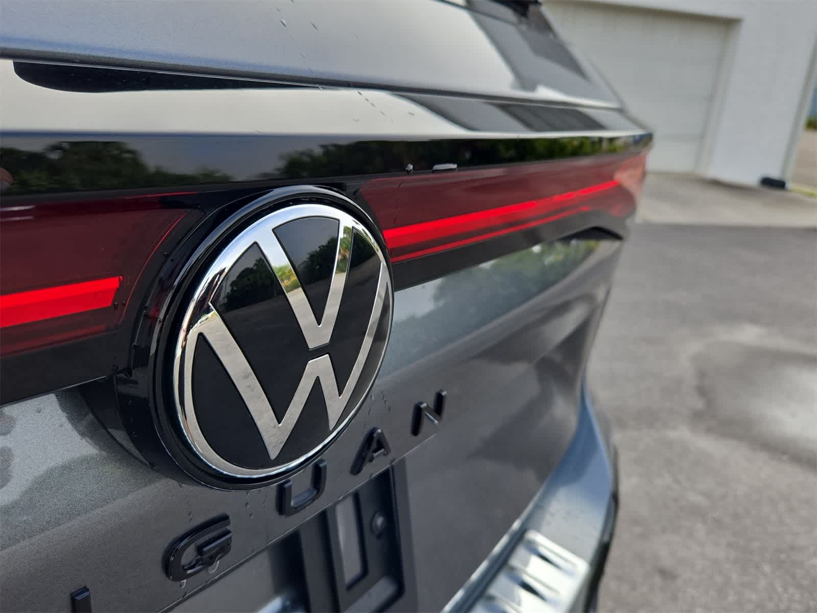 2025 Volkswagen Tiguan 2.0T SE R-Line Negro