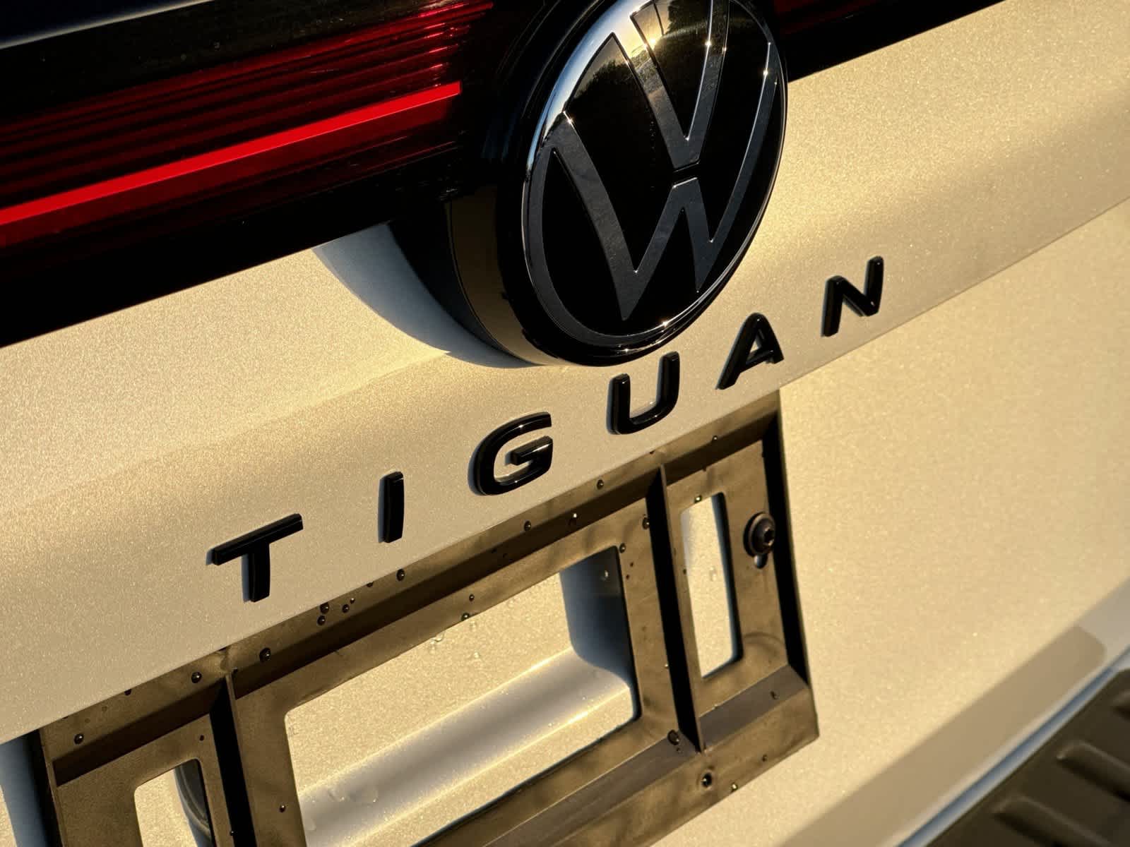 2026 Volkswagen Tiguan SE R-Line Negro