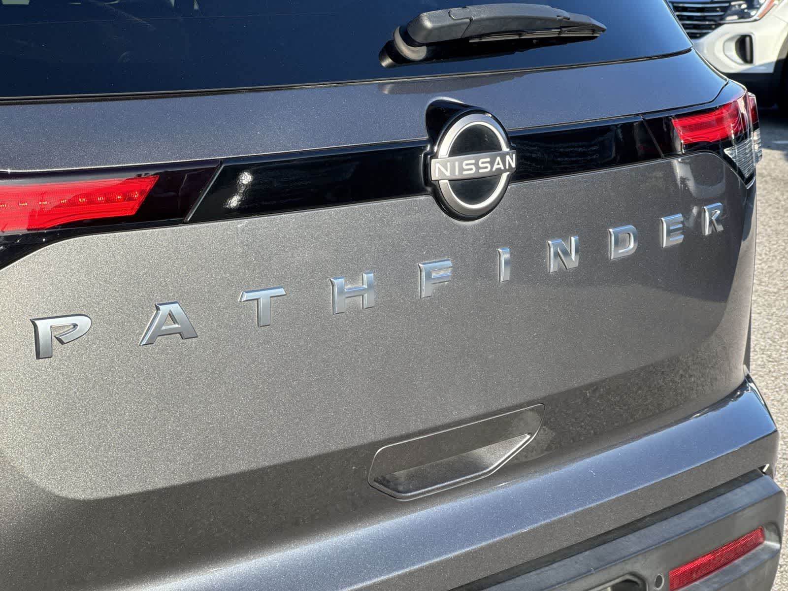 Nissan Pathfinder S 2022