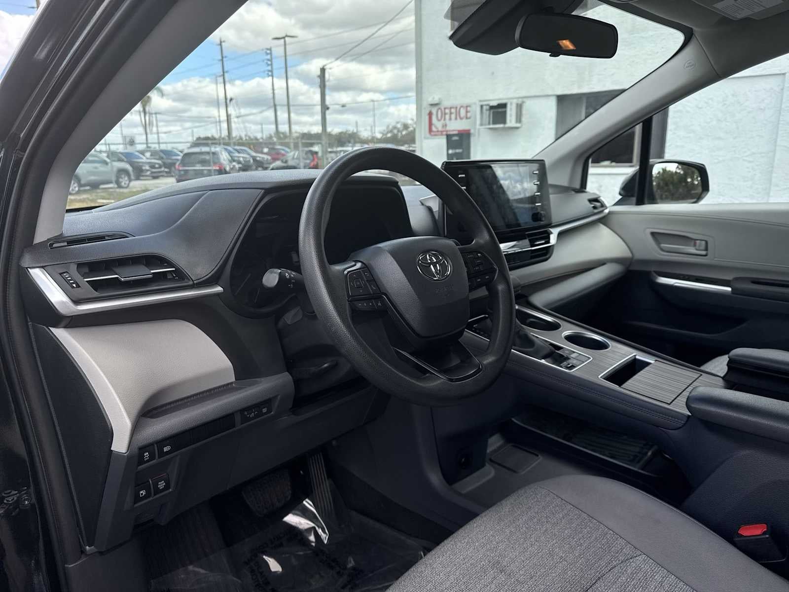 Toyota Sienna LE 2023