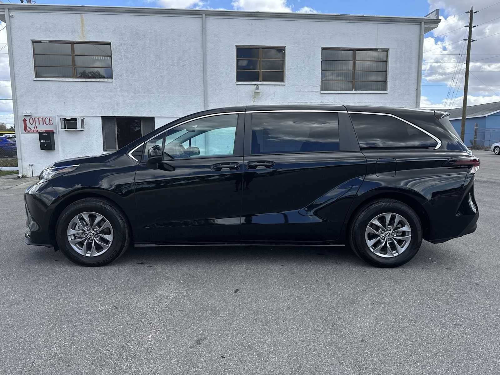 Toyota Sienna LE 2023