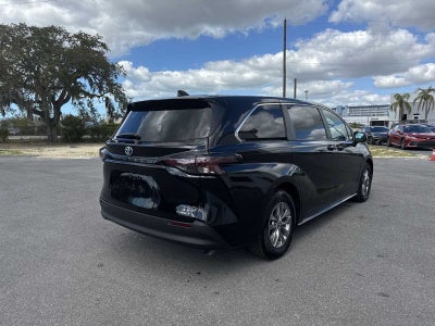Toyota Sienna LE 2023