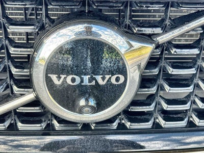 Volvo S60 Recharge híbrido enchufable Plus 2023 con tema oscuro