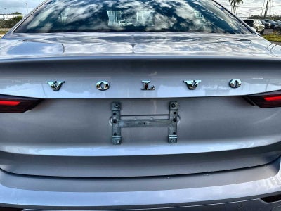 Volvo S60 Recharge híbrido enchufable Plus 2023 con tema oscuro