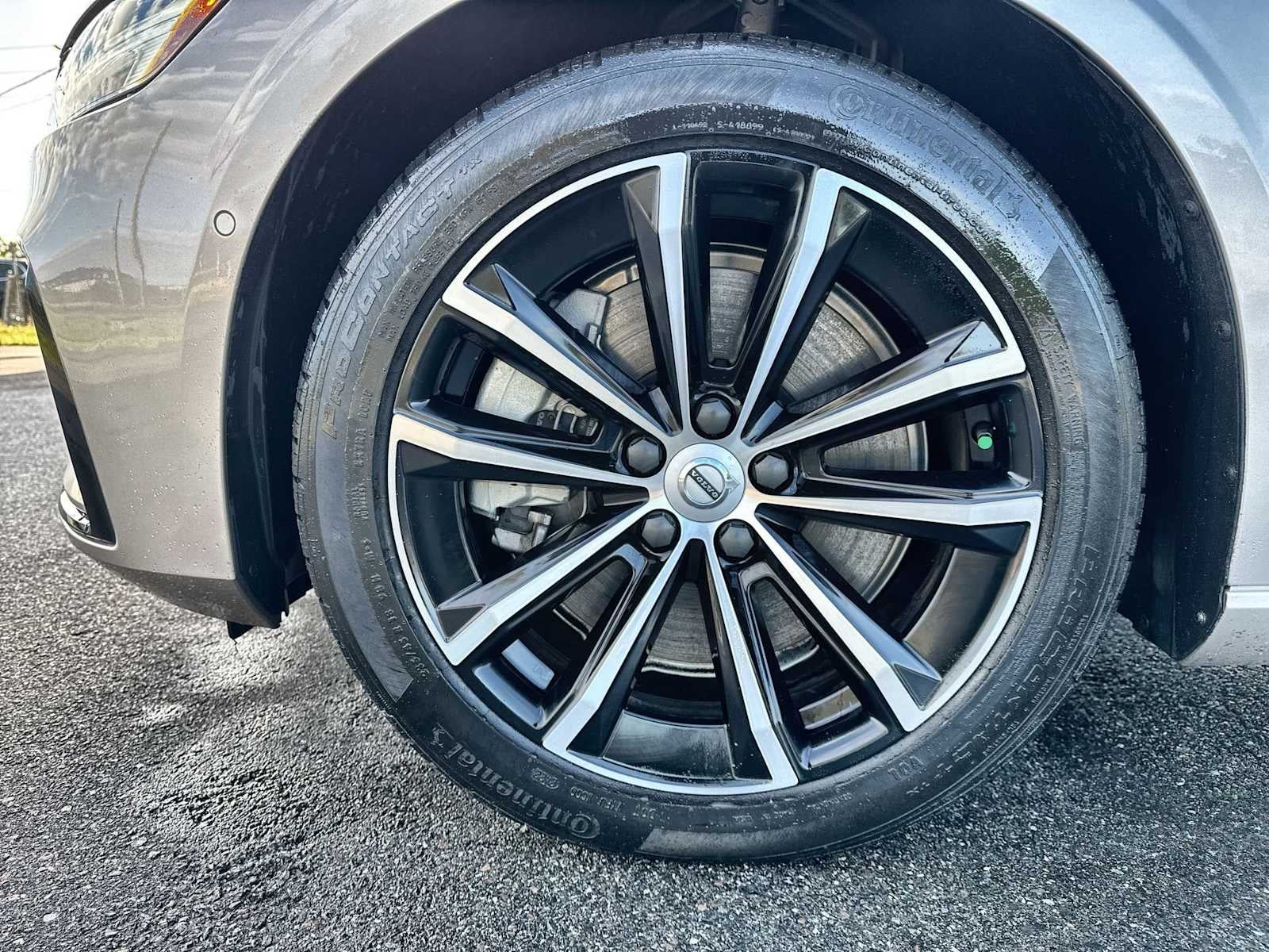 Volvo S60 Recharge híbrido enchufable Plus 2023 con tema oscuro