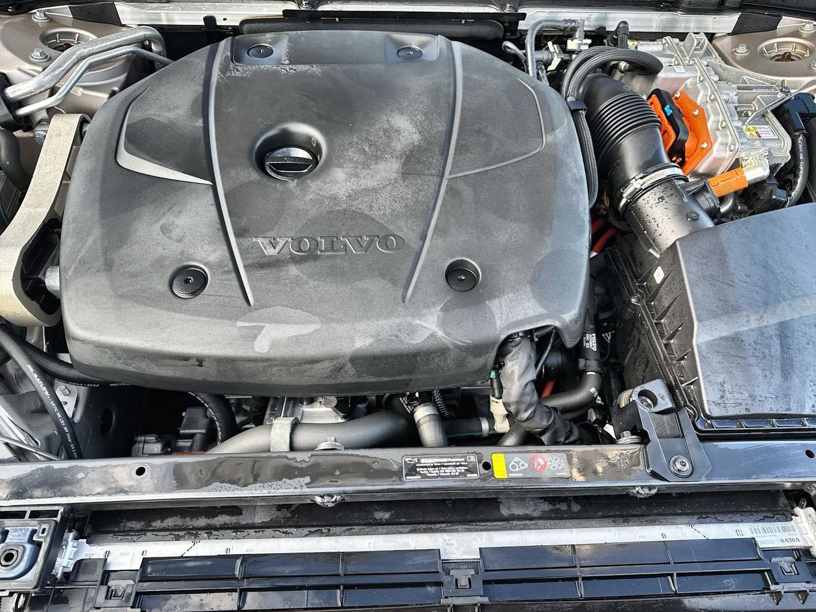 Volvo S60 Recharge híbrido enchufable Plus 2023 con tema oscuro