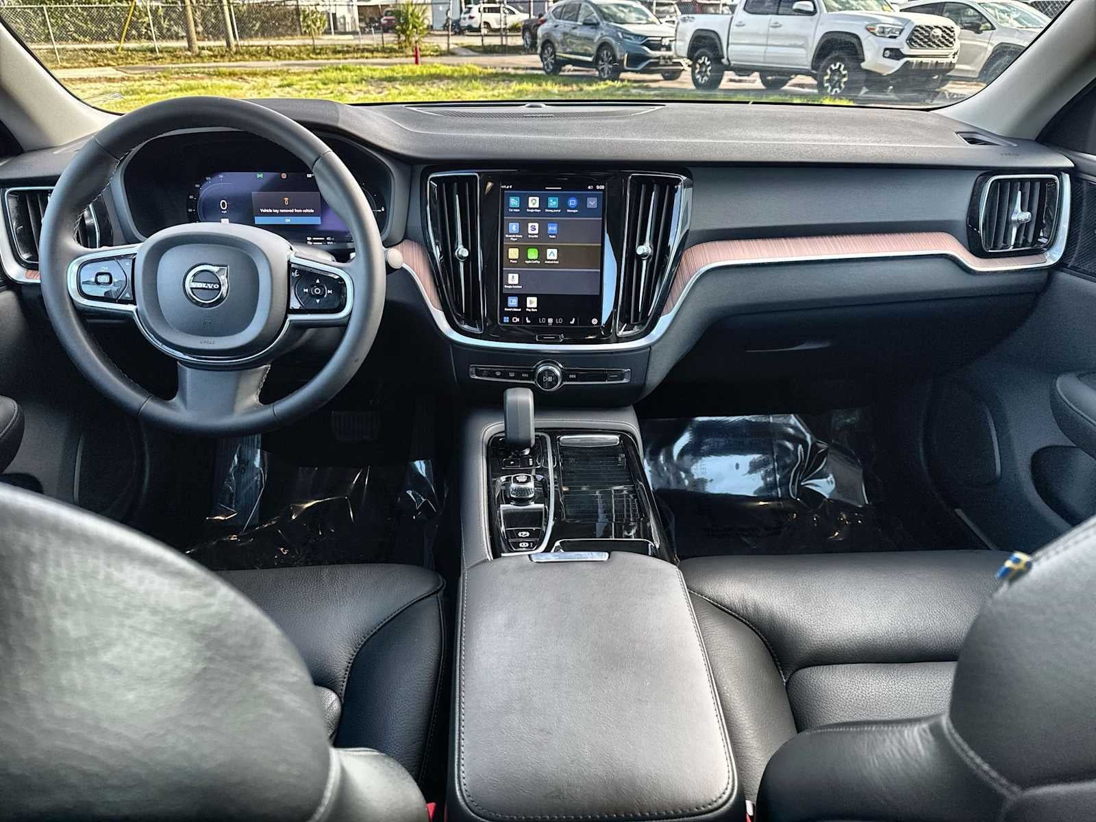 Volvo S60 Recharge híbrido enchufable Plus 2023 con tema oscuro