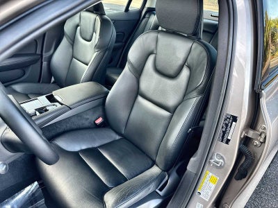 Volvo S60 Recharge híbrido enchufable Plus 2023 con tema oscuro