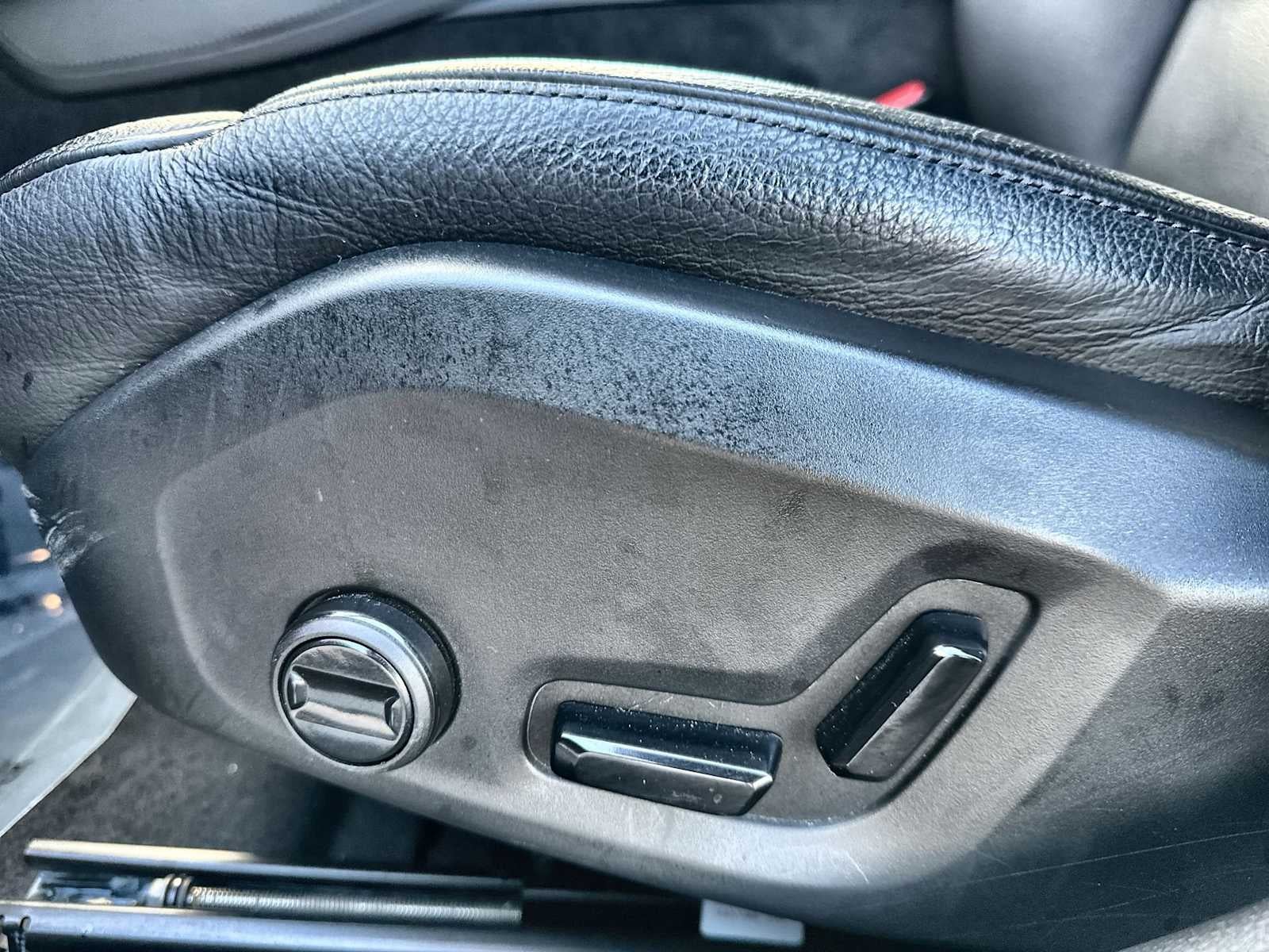 Volvo S60 Recharge híbrido enchufable Plus 2023 con tema oscuro