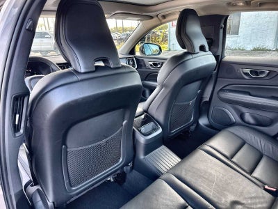 Volvo S60 Recharge híbrido enchufable Plus 2023 con tema oscuro