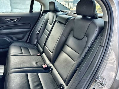 Volvo S60 Recharge híbrido enchufable Plus 2023 con tema oscuro