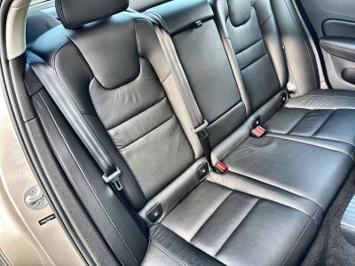 Volvo S60 Recharge híbrido enchufable Plus 2023 con tema oscuro