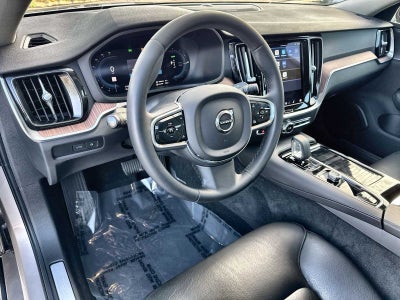 Volvo S60 Recharge híbrido enchufable Plus 2023 con tema oscuro