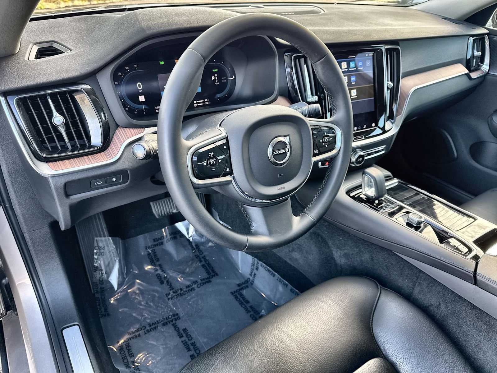 Volvo S60 Recharge híbrido enchufable Plus 2023 con tema oscuro