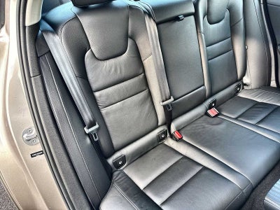 Volvo S60 Recharge híbrido enchufable Plus 2023 con tema oscuro